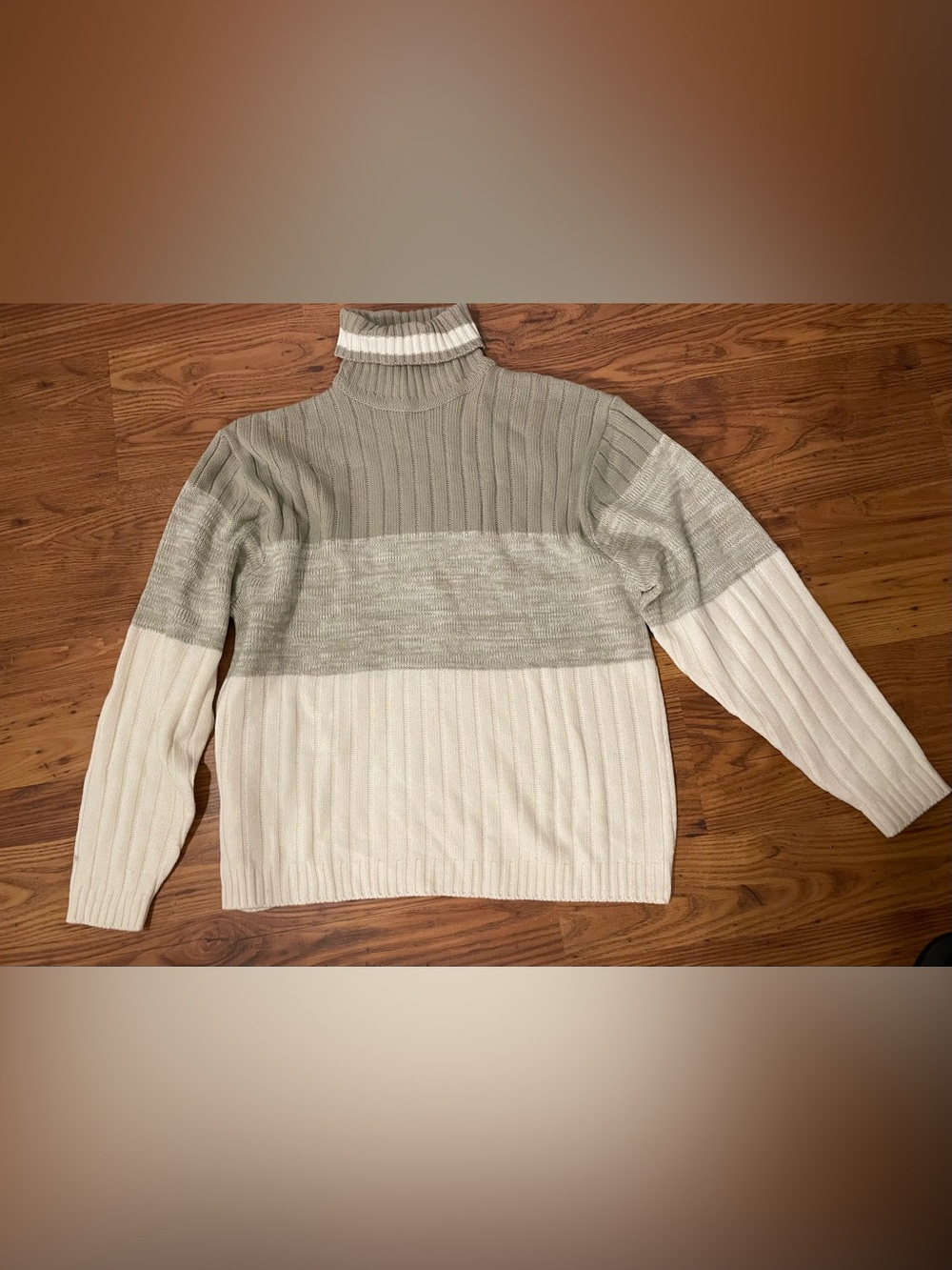 Vintage Style Streetwear Men's Two-Tone Grey and White Ribbed Turtleneck Sweater
